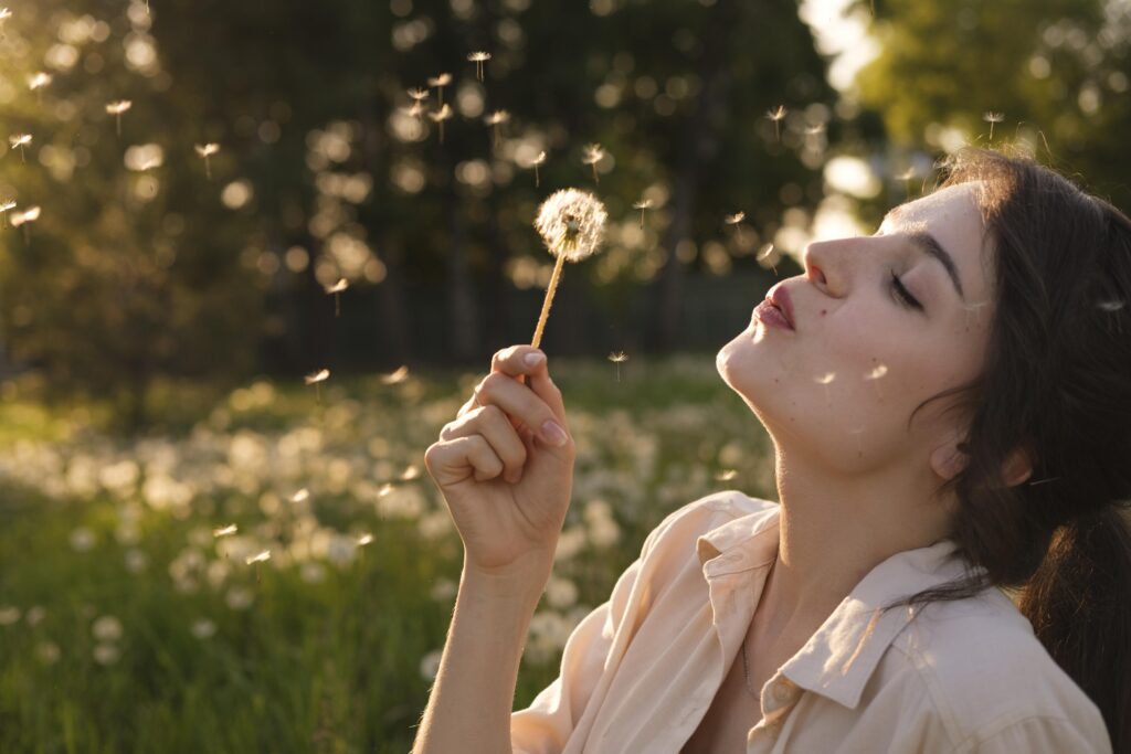 close-up-woman-with-dandelion